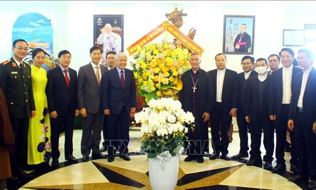 Der Vorsitzende der Vaterländischen Front Vietnams besucht Bischofskirche der Diözese Vinh in Nghe An