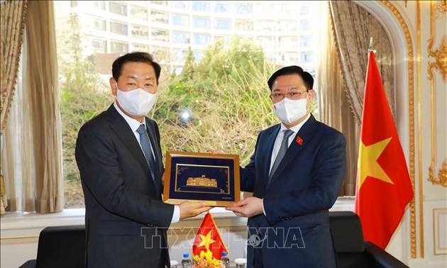 Parlamentspräsident Vuong Dinh Hue trifft Leiter südkoreanischer Unternehmen