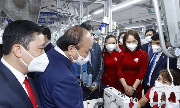 Staatspräsident Nguyen Xuan Phuc nimmt am Start der Wettbewerbsbewegungen des vietnamesischen Textilkonzerns teil