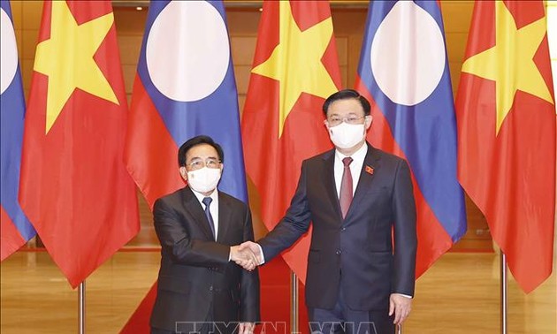 Parlamentspräsident Vuong Dinh Hue führt Gespräch mit dem laotischen Premierminister Phankham Viphavanh