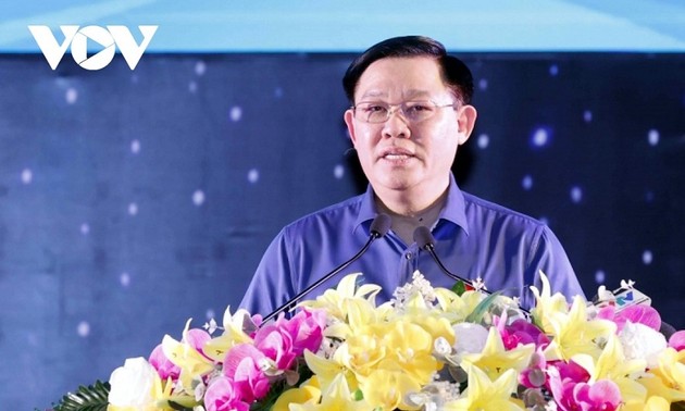 Parlamentspräsident Vuong Dinh Hue nimmt am Tet-Programm in der Provinz Binh Duong teil