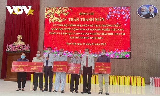 Vize-Parlamentspräsident Tran Thanh Man überreicht armen Menschen in der Provinz Kien Giang Geschenke