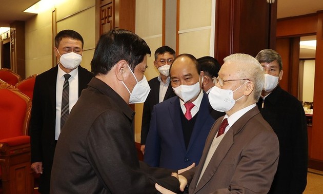 KPV-Generalsekretär Nguyen Phu Trong trifft den ehemaligen Partei- und Staatschefs