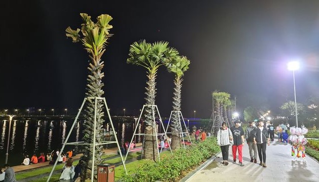 Viele kulturelle und künstlerische Aktivitäten in der Nacht dienen Touristen nach Hue