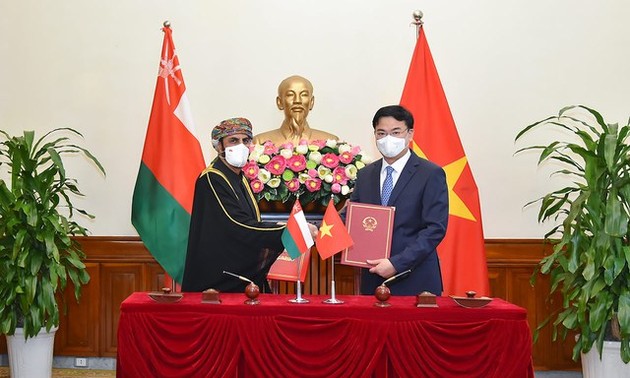 Vietnam und Oman unterzeichnen ein Abkommen über Befreiung von Visumpflicht für Inhaber von Diplomatenpass