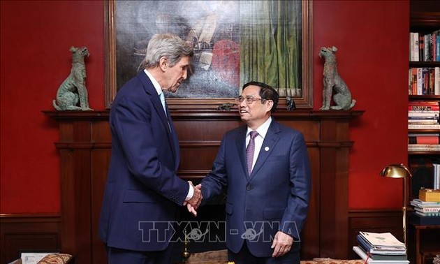 Premierminister Pham Minh Chinh empfängt den Klimabeauftragten des US-Präsidenten, John Kerry
