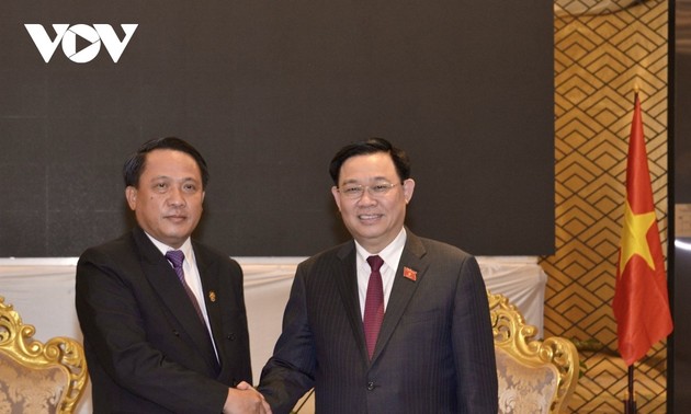 Parlamentspräsident Vuong Dinh Hue empfängt den laotischen Finanzminister