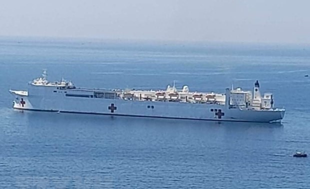 Krankenhausschiff der US-Marine legt am Hafen von Vung Ro an