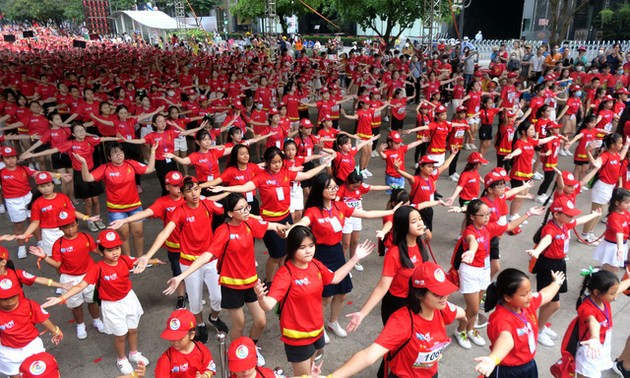 Flashmob-Performance mit 3000 Kindern stellt einen vietnamesischen Rekord auf
