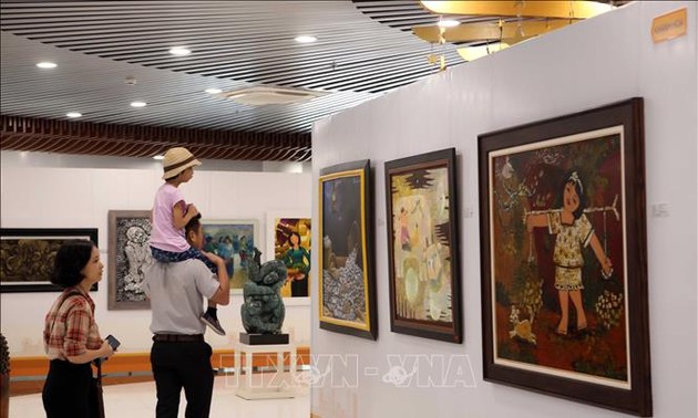 Eröffnung der bildenden Kunstausstellung der Gebiete im zentralen Hochland Tay Nguyen