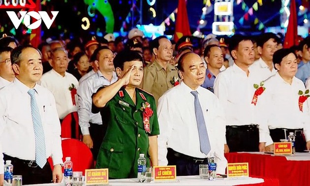 Staatspräsident Nguyen Xuan Phuc nimmt an der Feier zum 50. Jahrestag des Sieges Cam Doi teil
