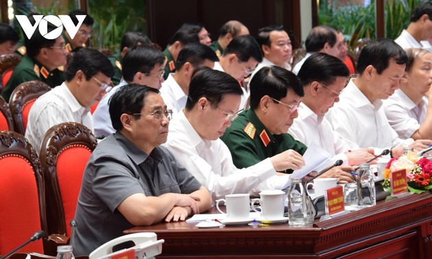 Premierminister Pham Minh Chinh nimmt an der Konferenz zur Entwicklung der Verteidigungsindustrie bis 2030 teil