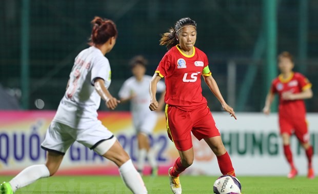 Stürmerin Huynh Nhu der vietnamesischen Fußballnationalmannschaft der Frauen ist auf dem Weg zum portugiesischen Team