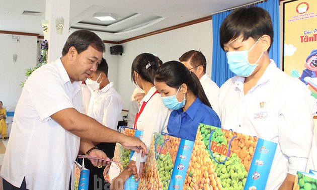 Stipendien im Wert von fast 27.000 Euro für Schüler aus schwierigen Verhältnissen in Tra Vinh