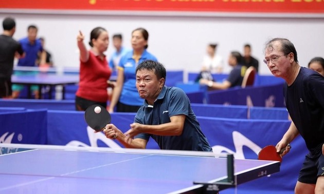Mehr als 200 Menschen nehmen am Tischtennisturnier des vietnamesischen Journalistenverbands teil