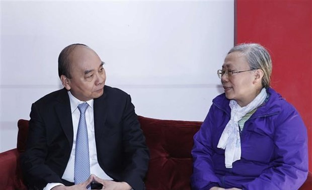 Staatspräsident Nguyen Xuan Phuc besucht die Familien der verstorbenen Staatspräsidenten zum neuen Jahr