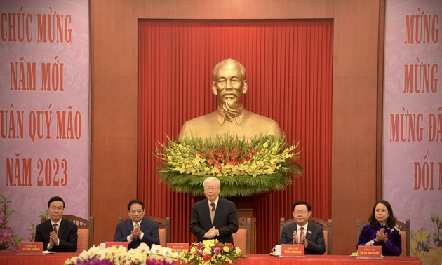 KPV-Generalsekretär Nguyen Phu Trong beglückwünscht den ehemaligen Leiter der Partei und des Staates zum neuen Jahr