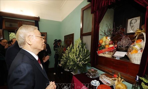 KPV-Generalsekretär Nguyen Phu Trong zündet Räucherstäbchen zum Andenken an Präsident Ho Chi Minh an