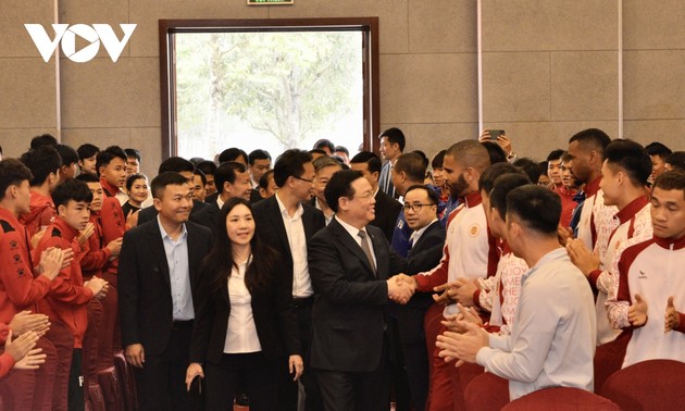 Parlamentspräsident Vuong Dinh Hue besucht Provinz Hung Yen
