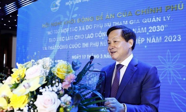 Vize-Premierminister Le Minh Khai nimmt am Start des Hilfsprojekts für Frauen teil