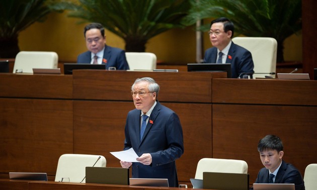 Der Präsident des Obersten Gerichtshofs Nguyen Hoa Binh beantwortet Fragen von Abgeordneten