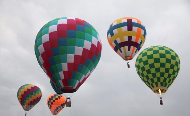 Das Heißluftballonfestival zieht Besucher nach Binh Thuan 