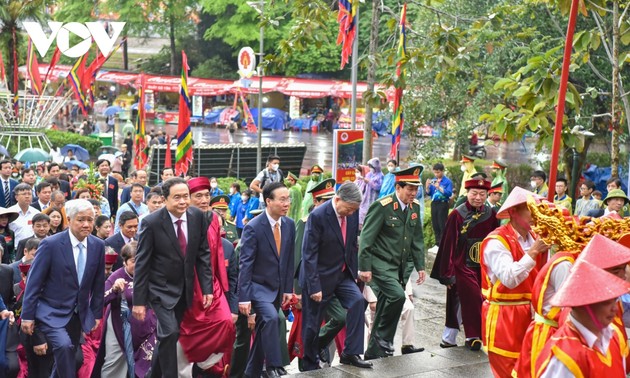 Staatspräsident Vo Van Thuong zündet Räucherstäbchen zum Andenken an Hung-Könige an