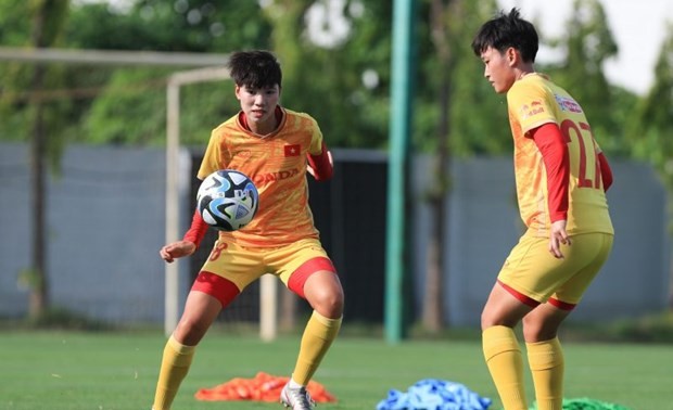 Die vietnamesische Fußballmannschaft der Frauen trainiert mit dem Spielball der Weltmeisterschaft 2023