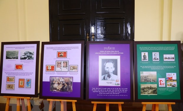 Die Ausstellung über Präsident Ho Chi Minh durch Briefmarkensammlungen und Postkarten in Hanoi eröffnet