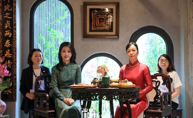 Die Frauen von Staatschefs Vietnams und Südkoreas genießen Ao Dai-Modenschau