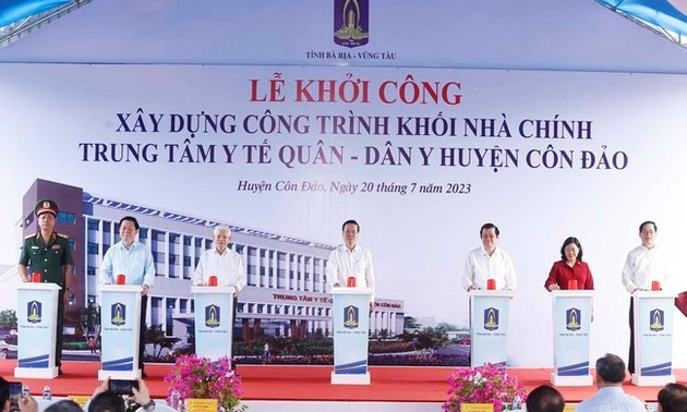 Staatspräsident Vo Van Thuong nimmt am Baubeginn wichtiger Infrastruktureinrichtungen auf Con Dao teil