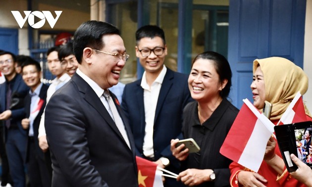 Parlamentspräsident Vuong Dinh Hue trifft Vertreter der vietnamesischen Gemeinschaft in Indonesien