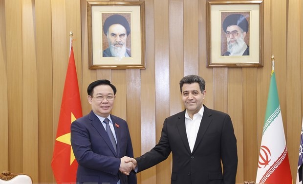 Parlamentspräsident Vuong Dinh Hue empfängt den Vorsitzenden der iranischen Handels- und Industriekammer