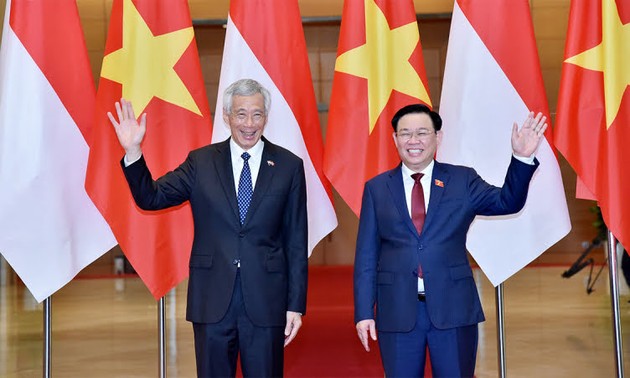 Parlamentspräsident Vuong Dinh Hue trifft Singapurs Premierminister Lee Hsien Loong