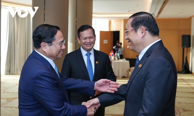 Premierminister Pham Minh Chinh trifft Premierminister Laos und Kambodschas