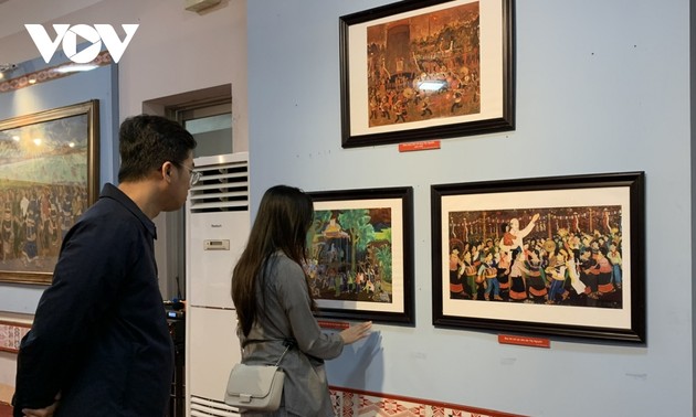 Gemäldeausstellung des Malers Xu-Man zieht Besucher an