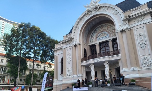 Wöchentliche Konzerte vor dem Theater von Ho-Chi-Minh-Stadt für Einwohner und Touristen