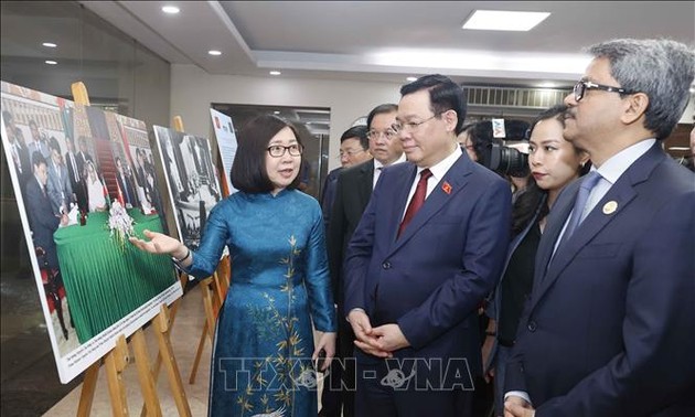 Parlamentspräsident Vuong Dinh Hue eröffnet Fotoausstellung über die Beziehungen zwischen Vietnam und Bangladesch