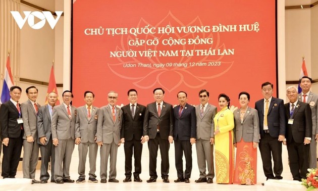 Parlamentspräsident Vuong Dinh Hue trifft Vertreter der vietnamesischen Gemeinschaft in Thailand