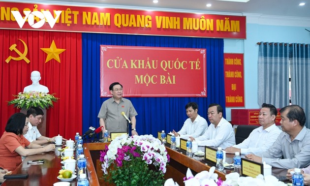 Parlamentspräsident Vuong Dinh Hue besucht Einsatzkräfte am internationalen Grenzübergang Moc Bai