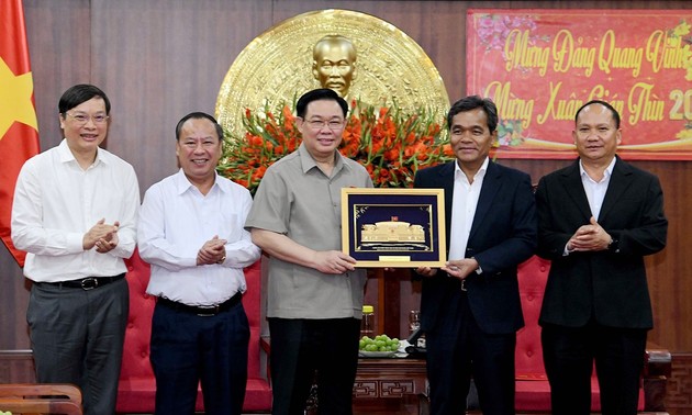 Parlamentspräsident Vuong Dinh Hue tagt mit Verwaltern der Provinz Gia Lai