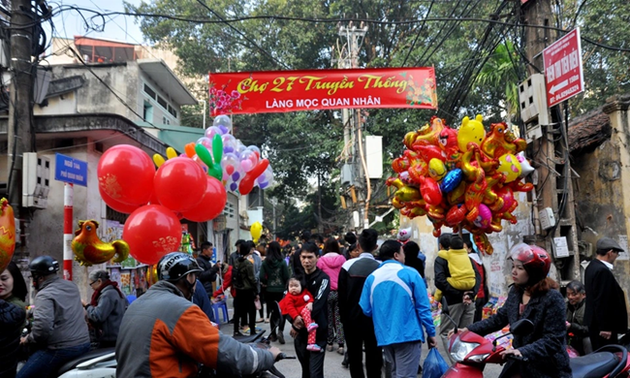 Hanoier kaufen Güter für Tet auf dem hundertjährigen Markt 