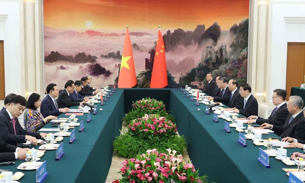 Parlamentspräsident Vuong Dinh Hue trifft Vorsitzender der Politischen Konsultativkonferenz des chinesischen Volkes