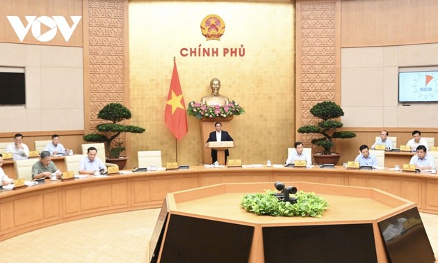 Premierminister Pham Minh Chinh leitet die Regierungssitzung im April