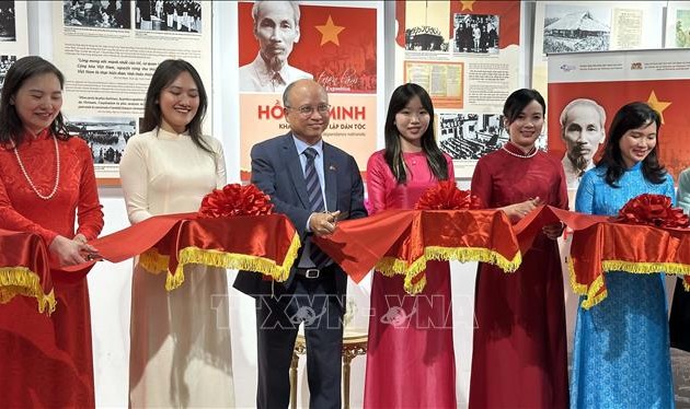 Eröffnung der Ausstellung über Präsident Ho Chi Minh in Frankreich