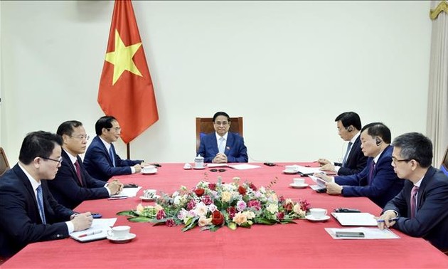 Premierminister Pham Minh Chinh telefoniert mit Premierminister von Singapur, Lawrence Wong