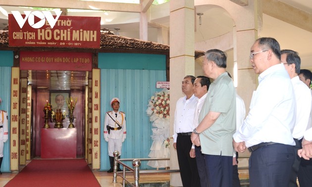 Staatspräsident To Lam besucht den Tempel von Präsident Ho Chi Minh in der Provinz Tra Vinh