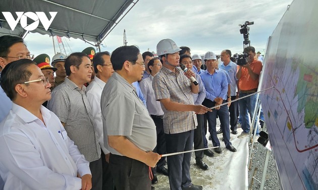 Premierminister Pham Minh Chinh überprüft den Bau der Autobahn Chau Doc-Can Tho-Soc Trang