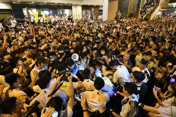 홍콩, 100만명 대규모 시위 촉발한 '송환법' 심의 재차 연기