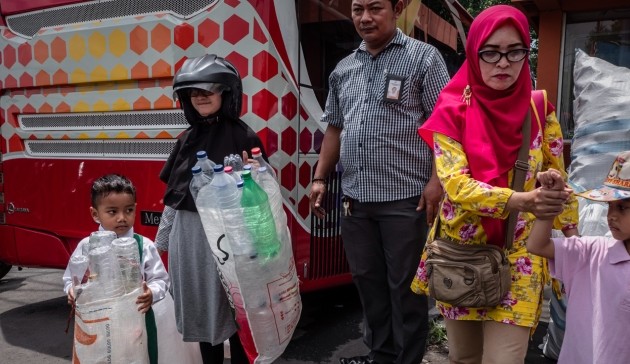 플라스틱 병·컵 내고 버스 공짜로 탄다…인도네시아서 호응